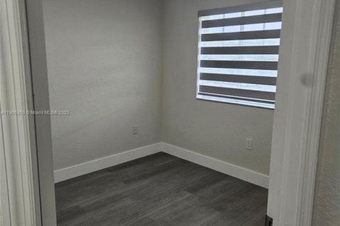 Снять в аренду таунхаус в Хайалиа, Флорида 3 спальни, 109.62м2, № 1956921 - фото 11