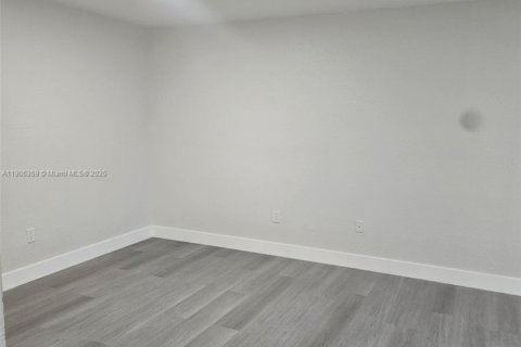 Снять в аренду таунхаус в Хайалиа, Флорида 3 спальни, 109.62м2, № 1956921 - фото 13