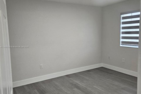 Снять в аренду таунхаус в Хайалиа, Флорида 3 спальни, 109.62м2, № 1956921 - фото 15