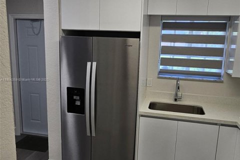 Снять в аренду таунхаус в Хайалиа, Флорида 3 спальни, 109.62м2, № 1956921 - фото 1