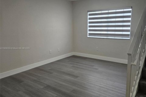 Снять в аренду таунхаус в Хайалиа, Флорида 3 спальни, 109.62м2, № 1956921 - фото 7