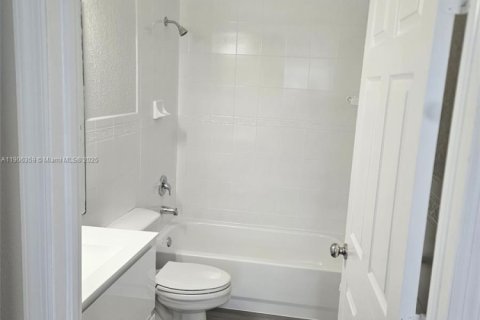 Снять в аренду таунхаус в Хайалиа, Флорида 3 спальни, 109.62м2, № 1956921 - фото 12