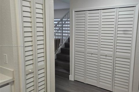 Снять в аренду таунхаус в Хайалиа, Флорида 3 спальни, 109.62м2, № 1956921 - фото 5