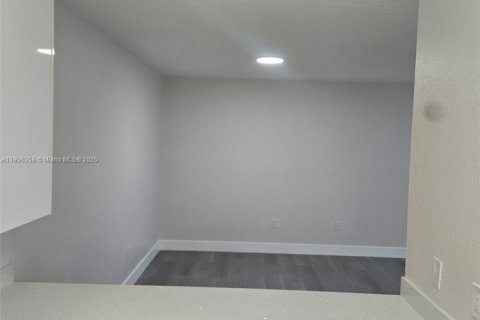 Снять в аренду таунхаус в Хайалиа, Флорида 3 спальни, 109.62м2, № 1956921 - фото 2