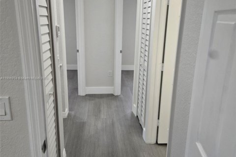 Снять в аренду таунхаус в Хайалиа, Флорида 3 спальни, 109.62м2, № 1956921 - фото 10