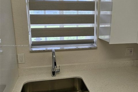 Снять в аренду таунхаус в Хайалиа, Флорида 3 спальни, 109.62м2, № 1956921 - фото 4