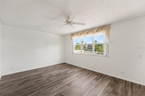 Condo in Saint Petersburg, Florida, 2 bedrooms  № 2237373 - photo 15