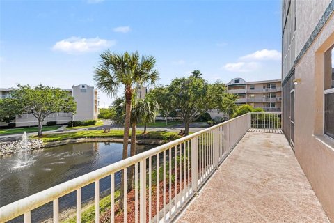 Condo in Saint Petersburg, Florida, 2 bedrooms  № 2237373 - photo 26