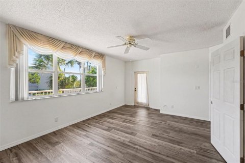 Condo in Saint Petersburg, Florida, 2 bedrooms  № 2237373 - photo 18