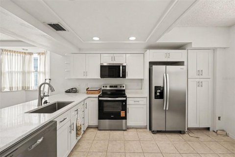 Condo in Saint Petersburg, Florida, 2 bedrooms  № 2237373 - photo 3