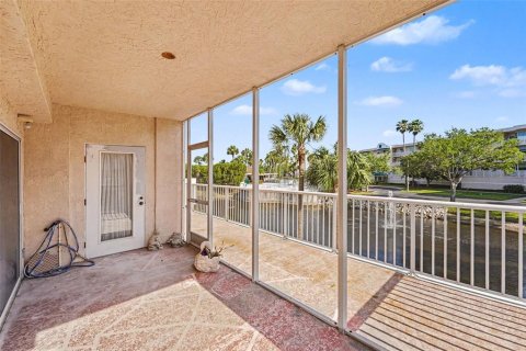 Condo in Saint Petersburg, Florida, 2 bedrooms  № 2237373 - photo 25