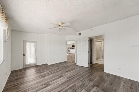 Condo in Saint Petersburg, Florida, 2 bedrooms  № 2237373 - photo 19
