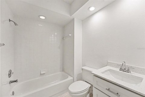 Condo in Saint Petersburg, Florida, 2 bedrooms  № 2237373 - photo 21