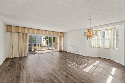 Condo in Saint Petersburg, Florida, 2 bedrooms  № 2237373 - photo 9