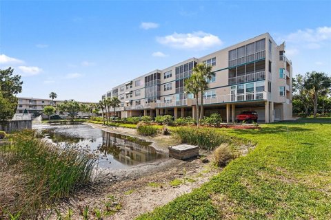 Condo in Saint Petersburg, Florida, 2 bedrooms  № 2237373 - photo 29