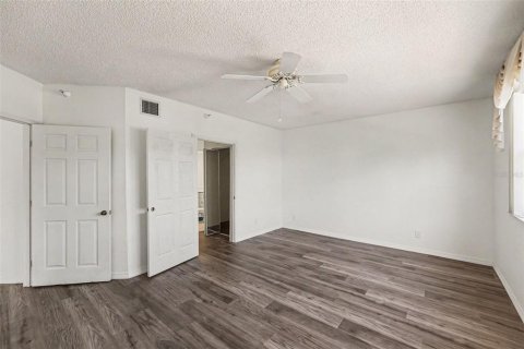 Condo in Saint Petersburg, Florida, 2 bedrooms  № 2237373 - photo 16