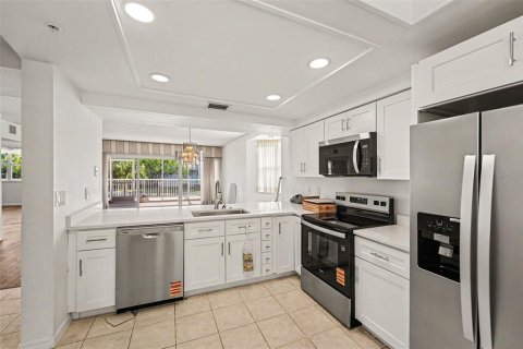 Condo in Saint Petersburg, Florida, 2 bedrooms  № 2237373 - photo 12