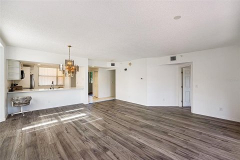 Condo in Saint Petersburg, Florida, 2 bedrooms  № 2237373 - photo 5
