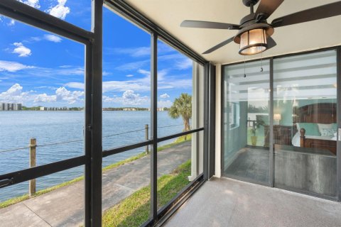 Condominio en venta en Oakland Park, Florida, 2 dormitorios, 85.47 m2 № 2083372 - foto 2