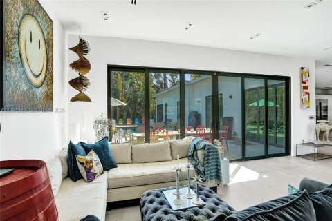 Casa en venta en Miami, Florida, 5 dormitorios, 359.81 m2 № 2058816 - foto 9