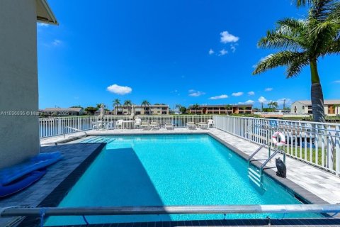 Condo in Cape Coral, Florida, 3 bedrooms  № 2054424 - photo 8