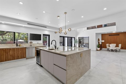 House in Fort Lauderdale, Florida 6 bedrooms, 420.57 sq.m. № 2063360 - photo 17