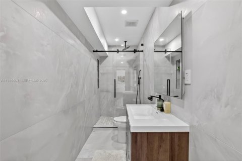 House in Fort Lauderdale, Florida 6 bedrooms, 420.57 sq.m. № 2063360 - photo 30