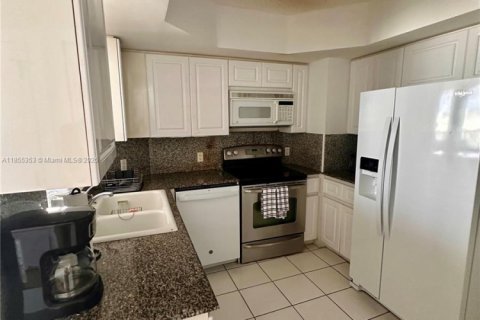 Condo in Miami Beach, Florida, 2 bedrooms  № 1962628 - photo 6