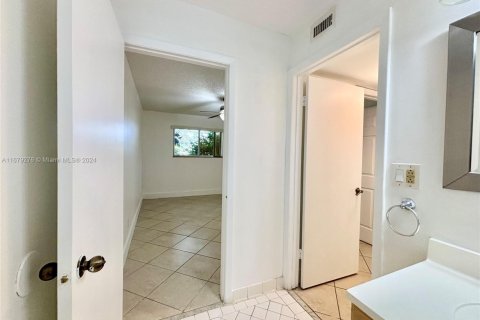 Condo in Oakland Park, Florida, 1 bedroom  № 1936308 - photo 20