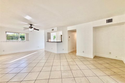 Condo in Oakland Park, Florida, 1 bedroom  № 1936308 - photo 1