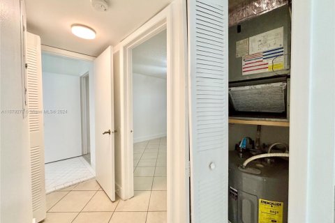 Condo in Oakland Park, Florida, 1 bedroom  № 1936308 - photo 14