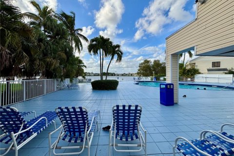 Condo in Oakland Park, Florida, 1 bedroom  № 1936308 - photo 22