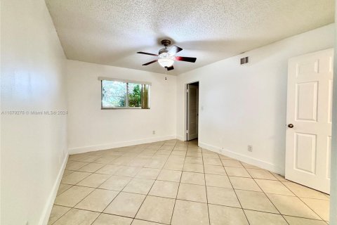 Condo in Oakland Park, Florida, 1 bedroom  № 1936308 - photo 18