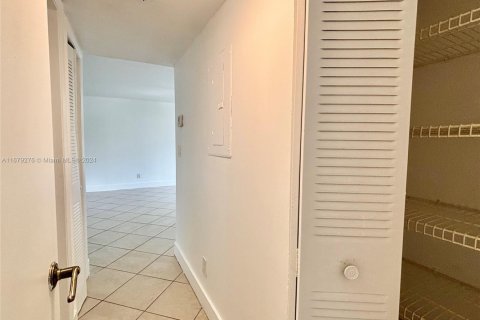 Condo in Oakland Park, Florida, 1 bedroom  № 1936308 - photo 15