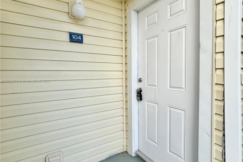Condo in Oakland Park, Florida, 1 bedroom  № 1936308 - photo 12