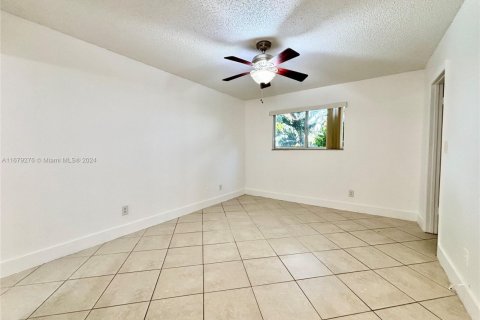 Condo in Oakland Park, Florida, 1 bedroom  № 1936308 - photo 16