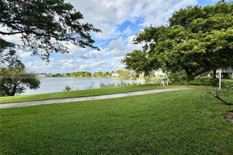 Condo in Oakland Park, Florida, 1 bedroom  № 1936308 - photo 11