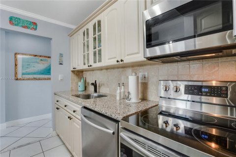 Condo in Tavernier, Florida, 2 bedrooms  № 1868684 - photo 17