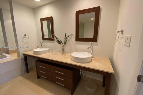 Condominio en alquiler en Miami, Florida, 3 dormitorios, 169.55 m2 № 1922064 - foto 23