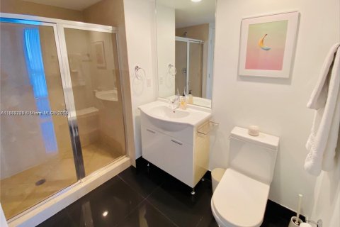 Condominio en alquiler en Miami, Florida, 3 dormitorios, 169.55 m2 № 1922064 - foto 24
