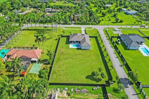 Купить виллу или дом в Хомстед, Флорида 5 спален, 299.05м2, № 1997833 - фото 25