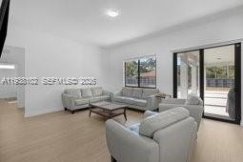 Купить виллу или дом в Хомстед, Флорида 5 спален, 299.05м2, № 1997833 - фото 15