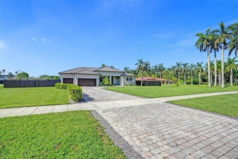 Купить виллу или дом в Хомстед, Флорида 5 спален, 299.05м2, № 1997833 - фото 4