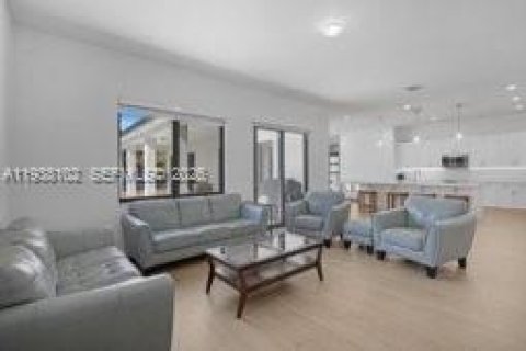 Купить виллу или дом в Хомстед, Флорида 5 спален, 299.05м2, № 1997833 - фото 14