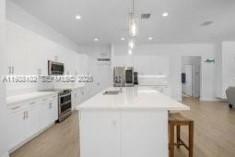 Купить виллу или дом в Хомстед, Флорида 5 спален, 299.05м2, № 1997833 - фото 9