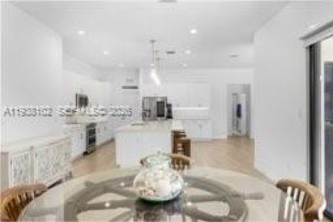 Купить виллу или дом в Хомстед, Флорида 5 спален, 299.05м2, № 1997833 - фото 8