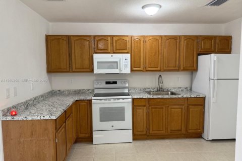 Купить таунхаус в Хомстед, Флорида 3 спальни, 85.47м2, № 2005783 - фото 5