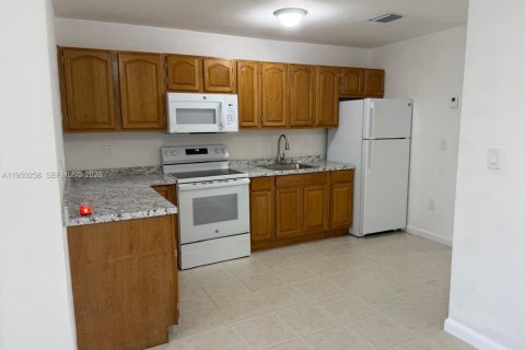 Купить таунхаус в Хомстед, Флорида 3 спальни, 85.47м2, № 2005783 - фото 4