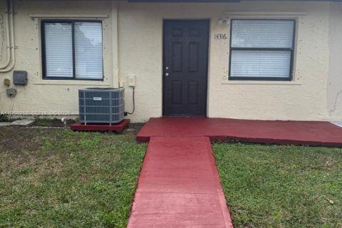 Купить таунхаус в Хомстед, Флорида 3 спальни, 85.47м2, № 2005783 - фото 2