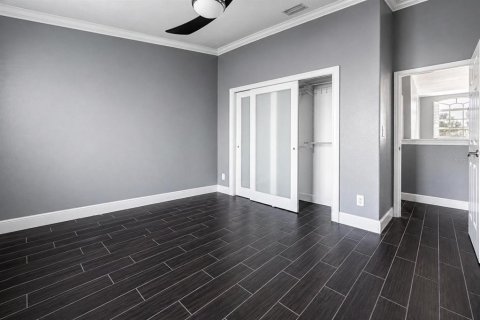 Townhouse in Kenneth City, Florida 3 bedrooms, 149.85 sq.m. № 2157379 - photo 23